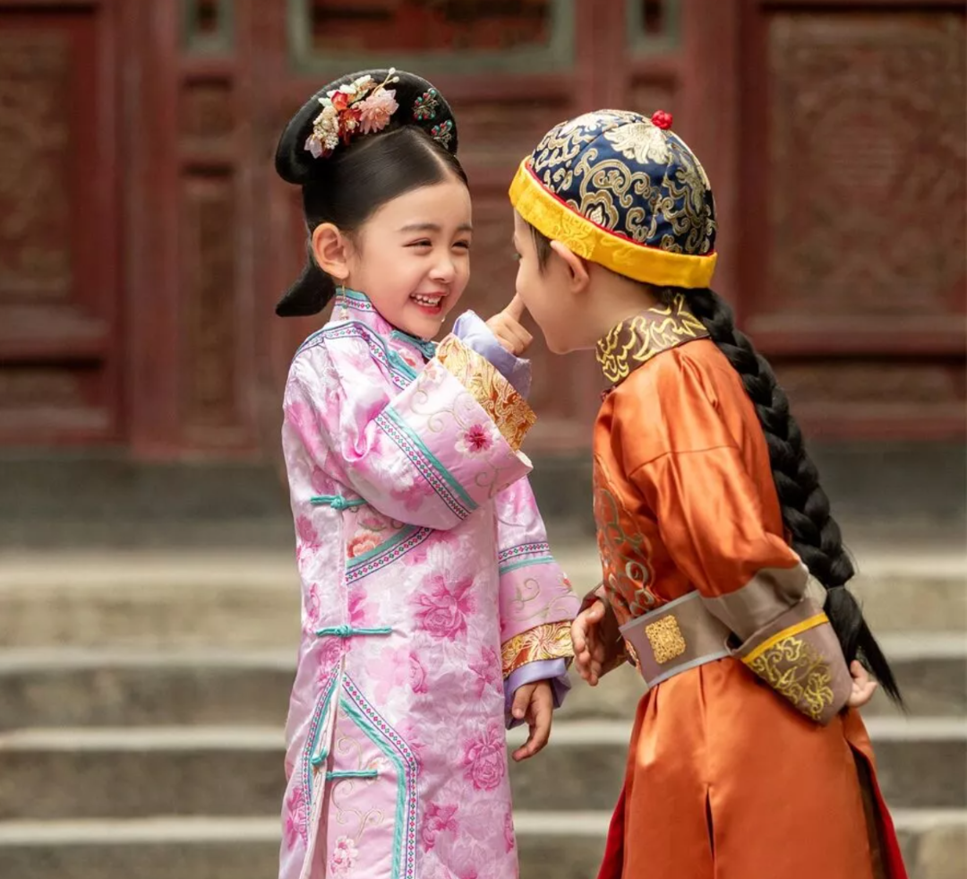 写真|萌娃拍宫廷风写真,完美展现“两小无猜”,网友:心都化了