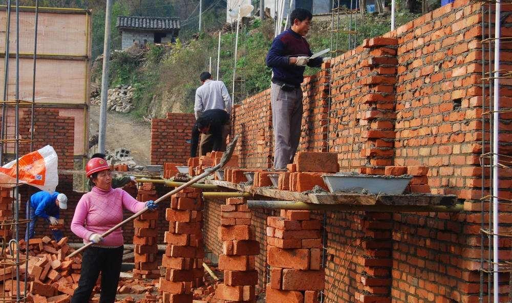 宅基地|户口迁到城市，但在村里有房的福来了，新规之下今后“统一”解决