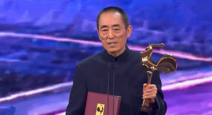 张艺谋|张艺谋夺得第十座金鸡奖杯，首谈母亲去世：这个奖是给她的
