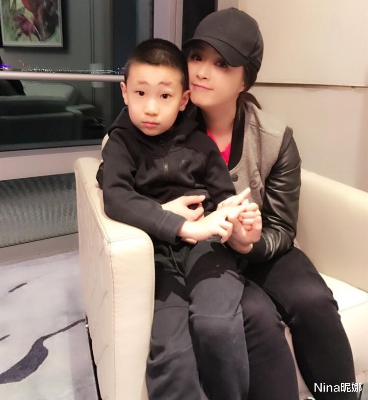 |林永健儿子近照，11岁穿中式西装丹凤眼似爸翻版超像他，五官平庸实力出道