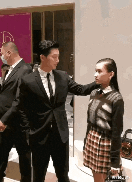 奚梦瑶|窦骁宠溺抚摸何超莲发丝却被甩黑脸,如此跪舔依然进不去豪门,惨