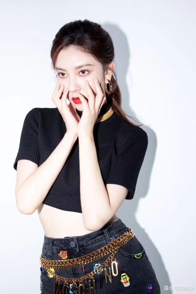 漫小姐时尚说 宋妍霏造型简单利落，气质上更优雅有魅力