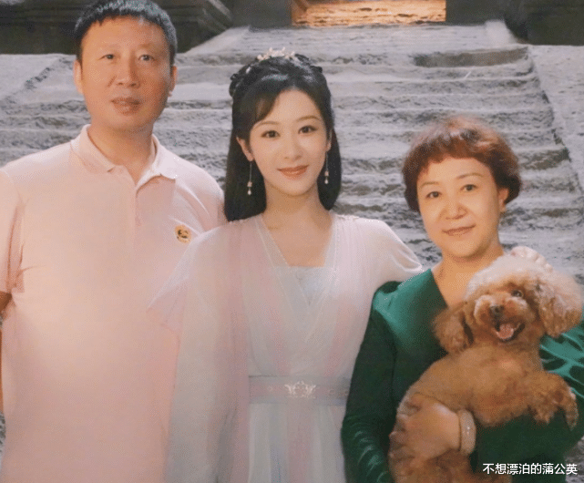 杨紫|杨紫晒度假照，穿拖鞋在海边散步、荡秋千，自拍“巴掌脸”又小又美