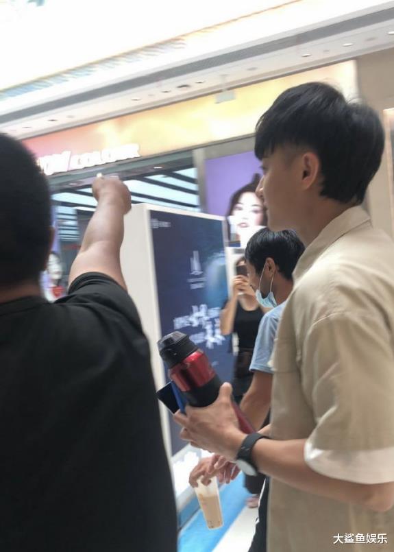 妮可·基德曼|黄子韬和宋祖儿一起逛珠宝店，两个人的画面毫无违和感