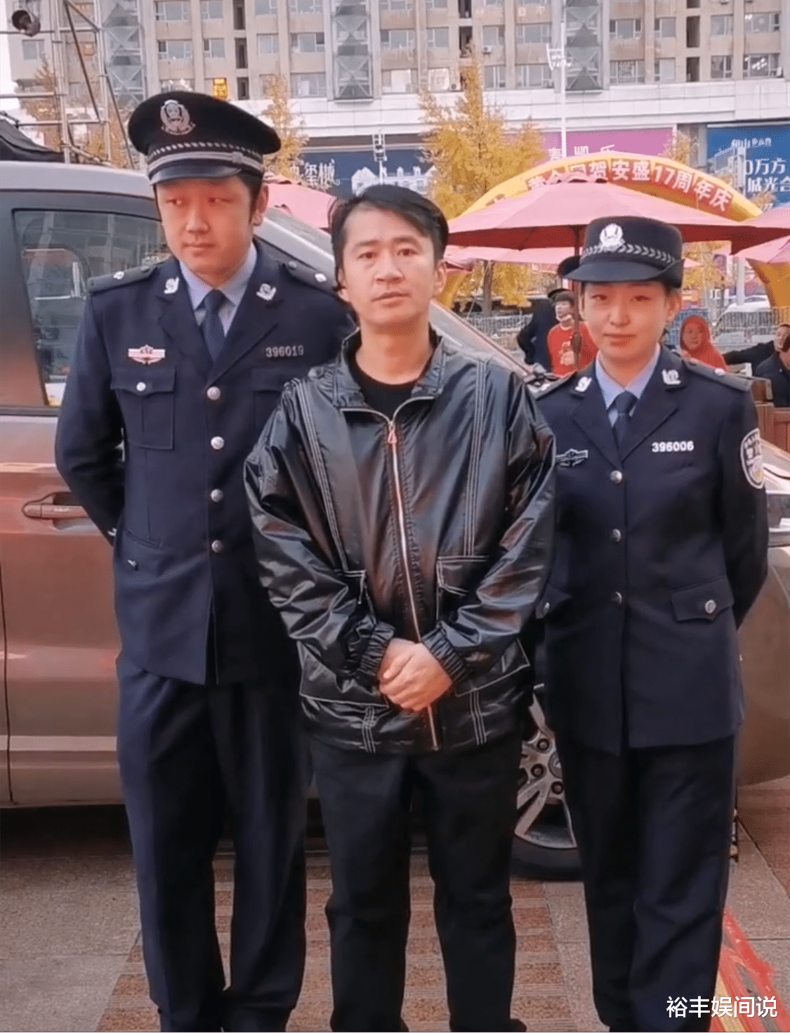 柳岩|知名艺人李嘉明近况落魄？农村街头推大粪车，挂六个桶不断摇晃