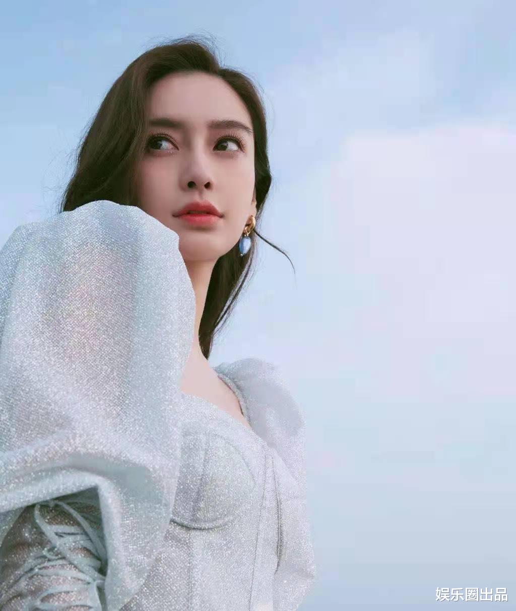 赵丽颖|杨颖在海边拍大片，穿低领装秀曲线，颈部状态引起热议