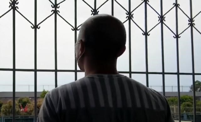 男子杀害发小被判死刑，死刑复核期间伙同他人掐死狱警后越狱