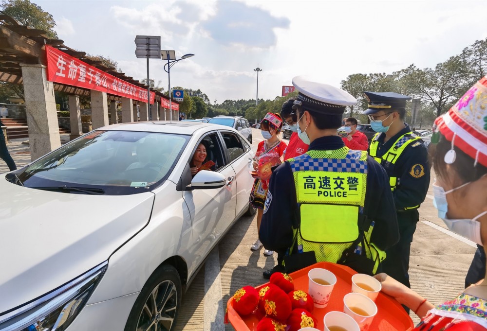 新媒头条 小小一杯茶 温暖回家路