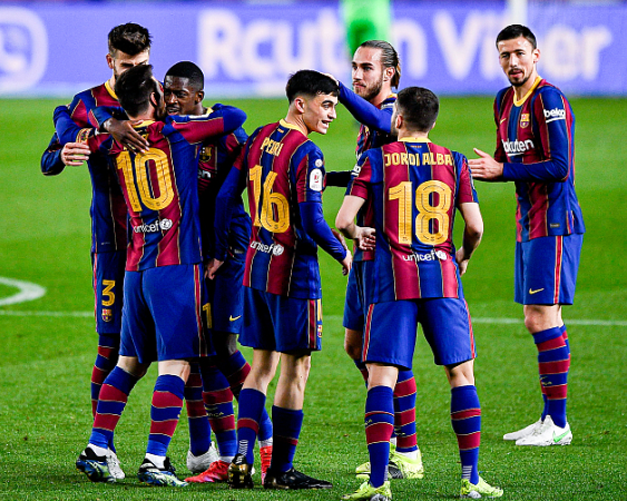 詹姆斯·哈登|巴萨天才进神仙球！站着起脚+一道彩虹飞进大门，门将没反应