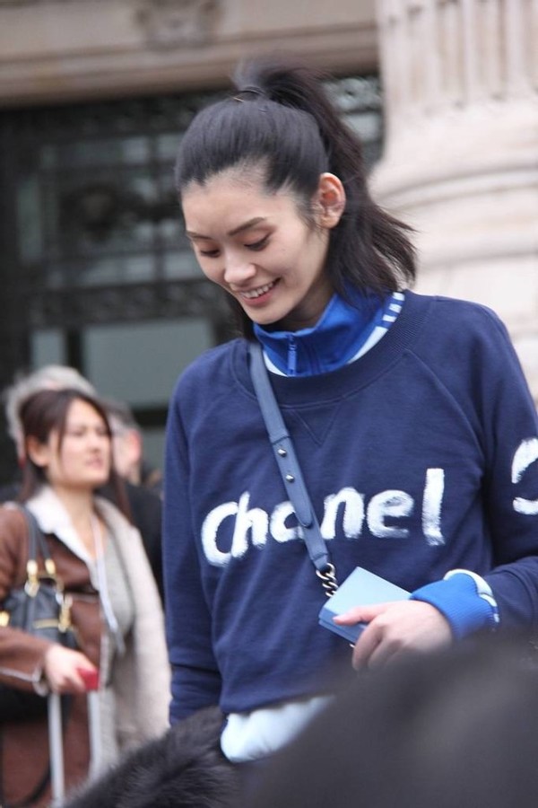 穿衣搭配|奚梦瑶真是骨子里的美，穿的朴素还不化口红，气色一般依旧很美