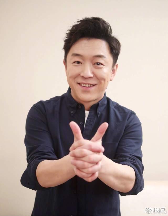 黄渤|黄渤被曝与一女子在外滩当众挽手，本尊凌晨一点首度正面回应