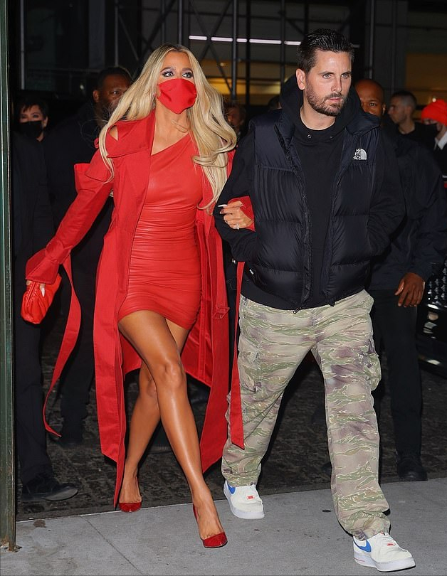 金·卡戴珊|金卡戴珊一身粉色美如花魁！三姐穿红裙太性感，卡戴珊妈妈秀恩爱