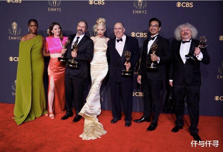 央视|艾美奖红毯火拼，45岁肥凯特对阵25岁DIOR真身安雅，影后的对决