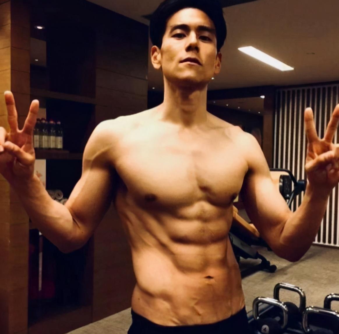 刘学义|十五年暖男形象崩塌，彭于晏近照肥胖邋遢，当街对粉丝竖中指