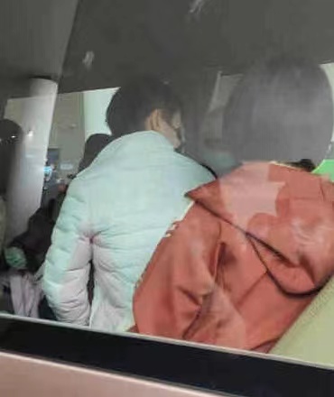 陈梦|撒娇！孙颖莎坐在陈梦腿上，被师姐搂在怀里，马龙握手陈梦送祝福