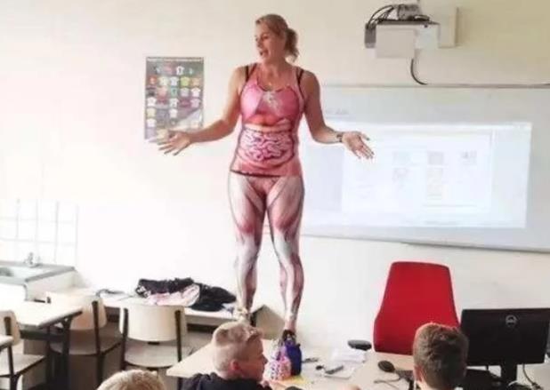 吴洪娜聊说育儿|女教师穿“人体器官服”上课，学生尴尬无比，家长质疑：用意何在