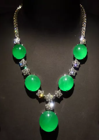 翡翠|八万买的翡翠项链竟然会掉色？还有更惨的花了几万块买了根线！