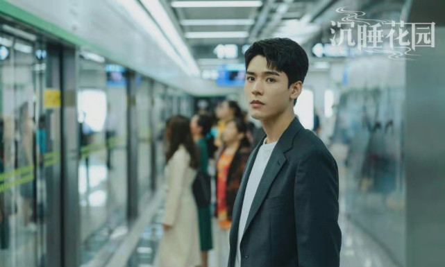 龚俊|龚俊新剧背四万名牌包挤地铁，和背景格格不入，网友嘲讽太出戏