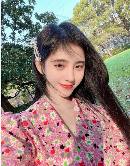 鞠婧祎|鞠婧祎虞书欣撞衫，两人穿同款衬衫，一个像网红一个像女明星