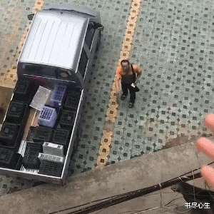 书尽心生|神回复：路过工地，看到桶里那么多火腿肠，准备吃一根，没事吧？