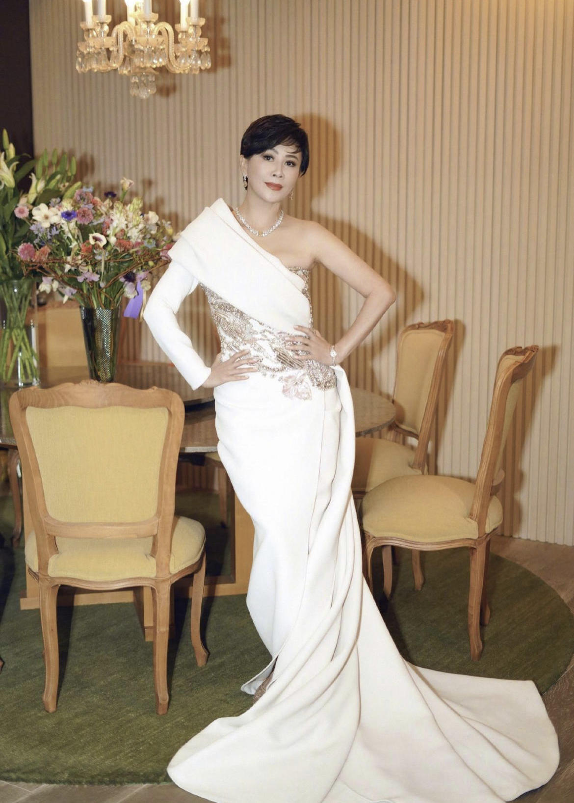 刘嘉玲|55岁刘嘉玲不显老，黑色抹胸上衣配斗篷西装干练潇洒，气场全开