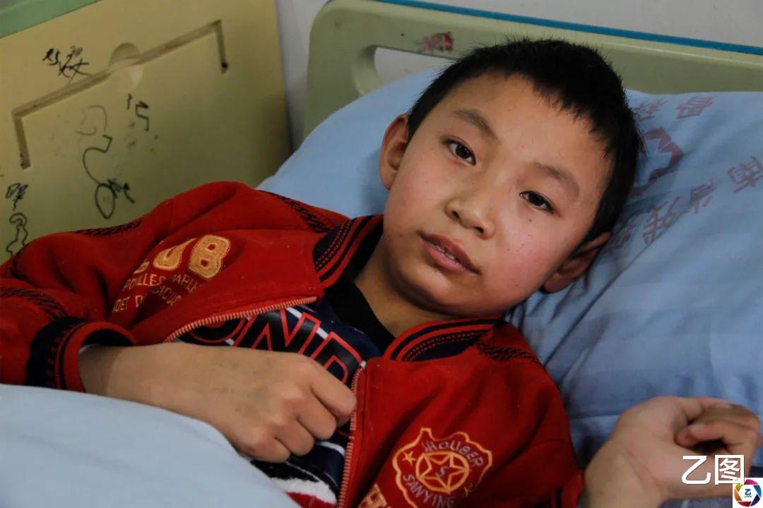 男孩命运凄苦,姐姐和妈妈患病去世,爸爸发疯,姑妈成他唯一希望