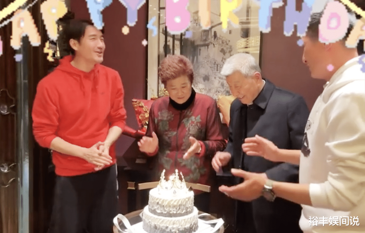 胡兵|胡兵携哥哥为妈妈庆80岁大寿，兄弟俩唱生日歌，妈妈眼中满是骄傲