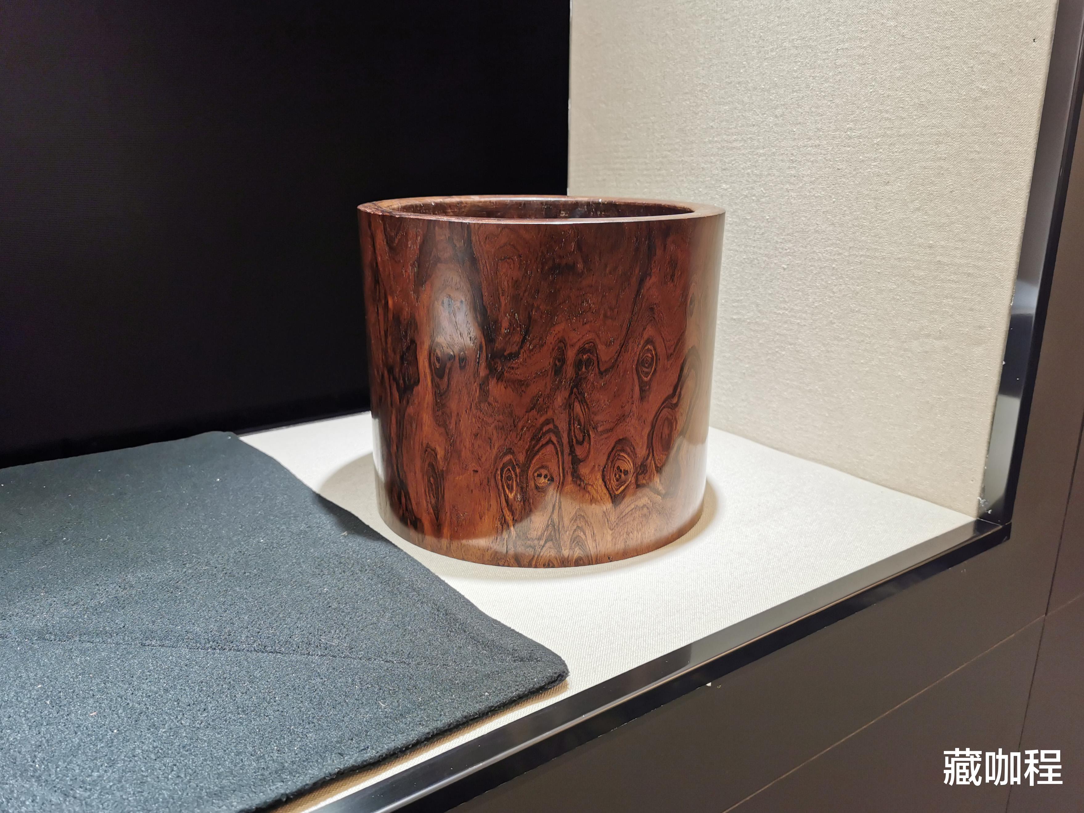 笔筒|魑魅魍魉齐登场，黄花梨大笔筒浑然天成