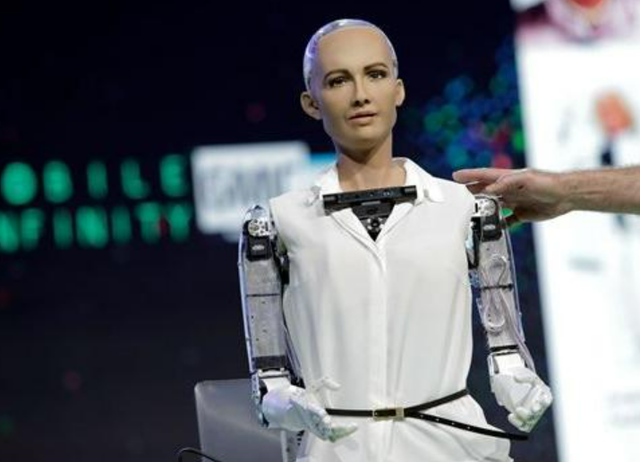 maven|扬言“毁灭人类”的女机器人，如今现状曝光，网友看后大笑：打脸