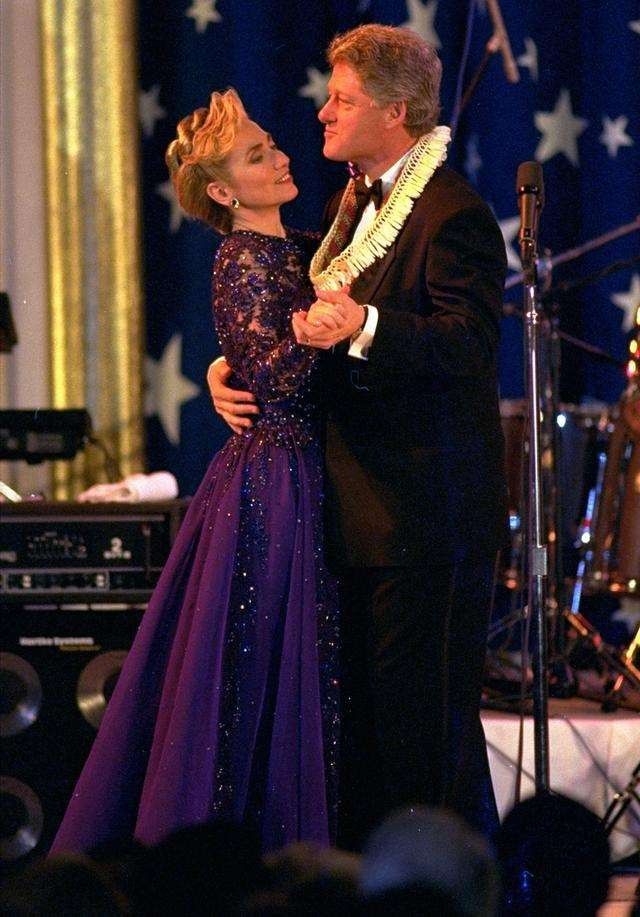 希拉里|1998年初，克林顿和希拉里海岛度假，捂着后背跳舞，不知丑闻将至