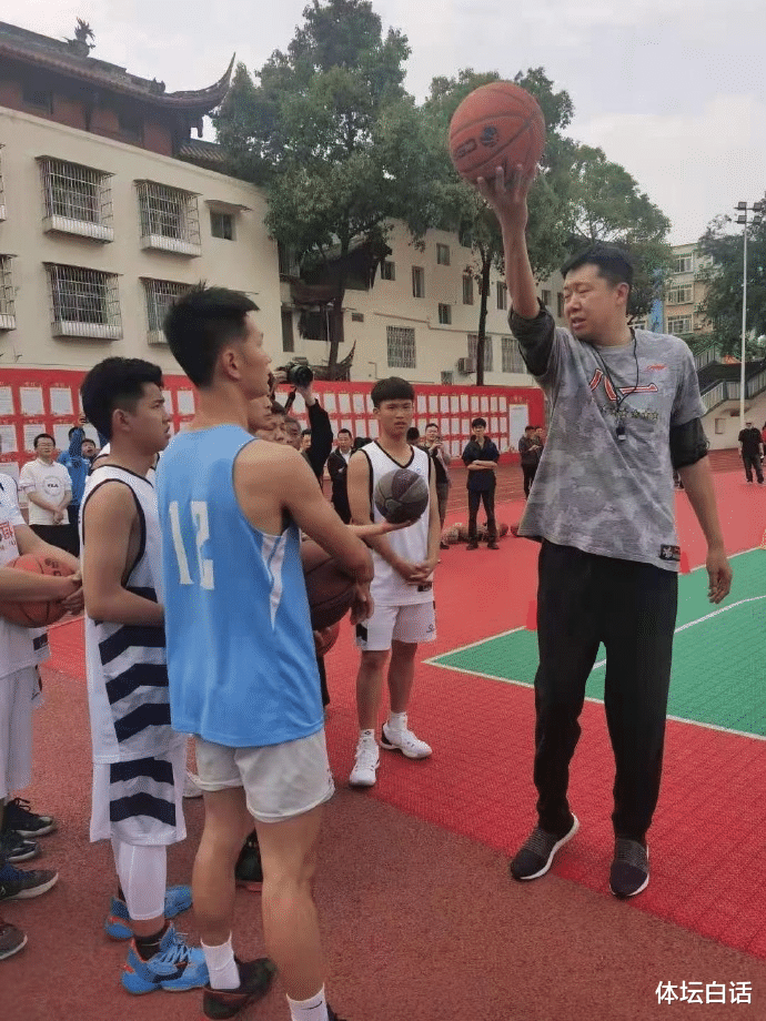 宋杨|44岁王治郅陪二婚娇妻吃烧麦！受到粉丝追捧，前妻是司令女儿