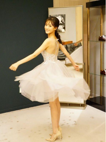 赵丽颖|她是赵丽颖替身，趁赵丽颖怀孕时疯狂接戏，今30岁两人已平起平坐