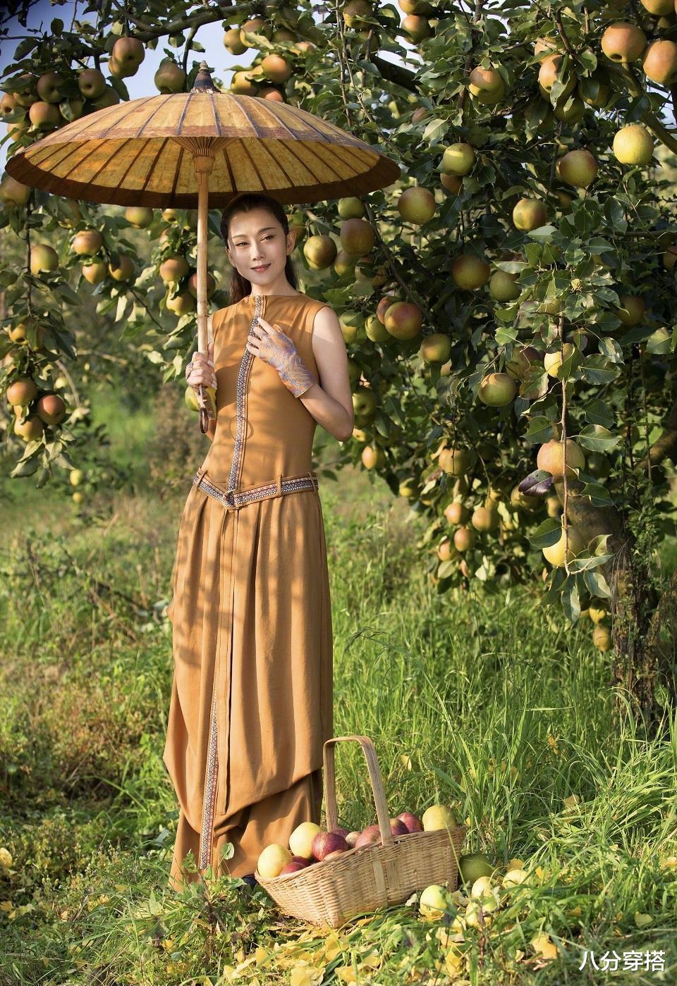 八分穿搭|62岁杨丽萍真是奶奶圈顶流，白色纱裙飘逸灵动，身姿挺拔不输少女