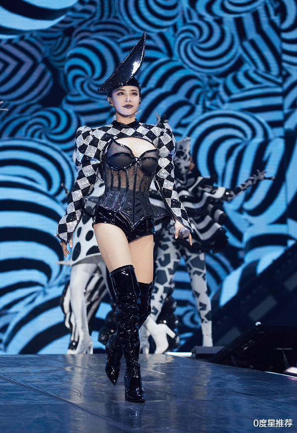 蔡依林|蔡依林都41岁了还不让人省心,上衣短到只剩个“肩膀”,难怪单身这么多年