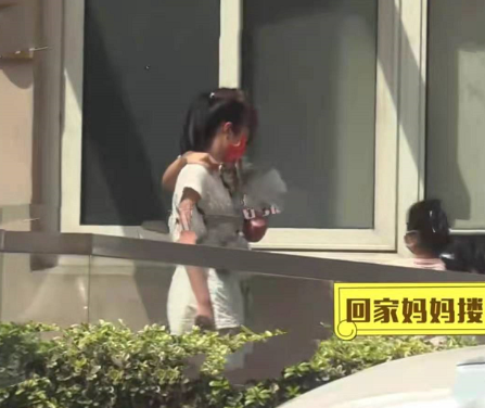 赵丽颖|马伊琍带两个女儿现身医院，文爱马在医院门口大秀舞姿，妹妹也罕见秀舞姿