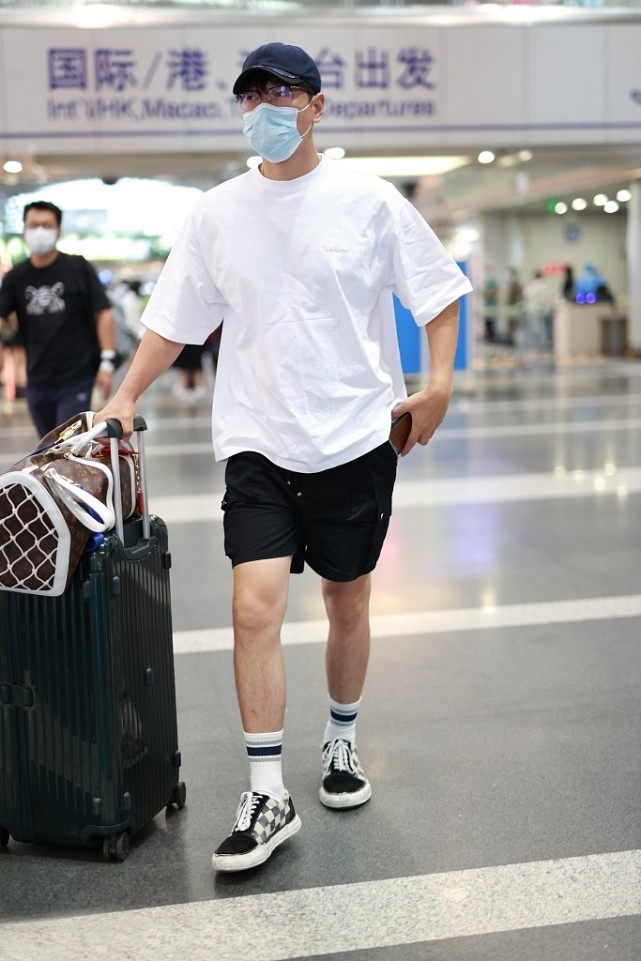 男士穿衣搭配杂志|张亮真是衣架子，上衣“大一号”也不会五五身，超模果然不一样