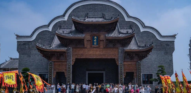 旅行 湖北一假古镇“未开先火”，斥资80亿建造，当地人表示很期待