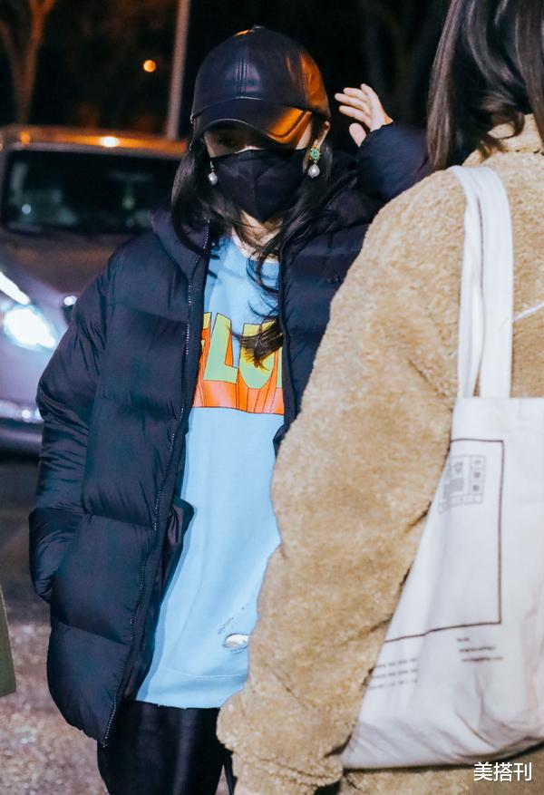 杨幂|杨幂首次参加央视春晚彩排,黑羽绒服配蓝卫衣皮裤,保暖酷女孩