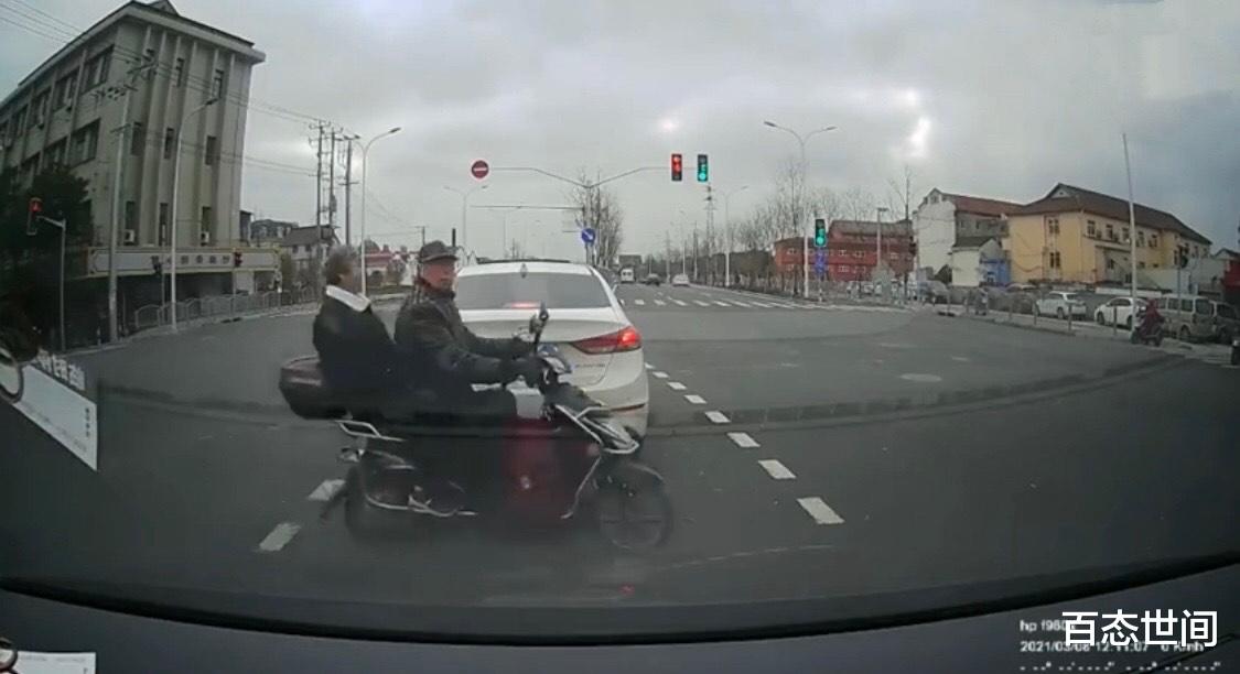 百态世间 骑摩托车老夫妻穿过转弯待行车流闯红灯被撞飞，吓退尾随骑行大妈