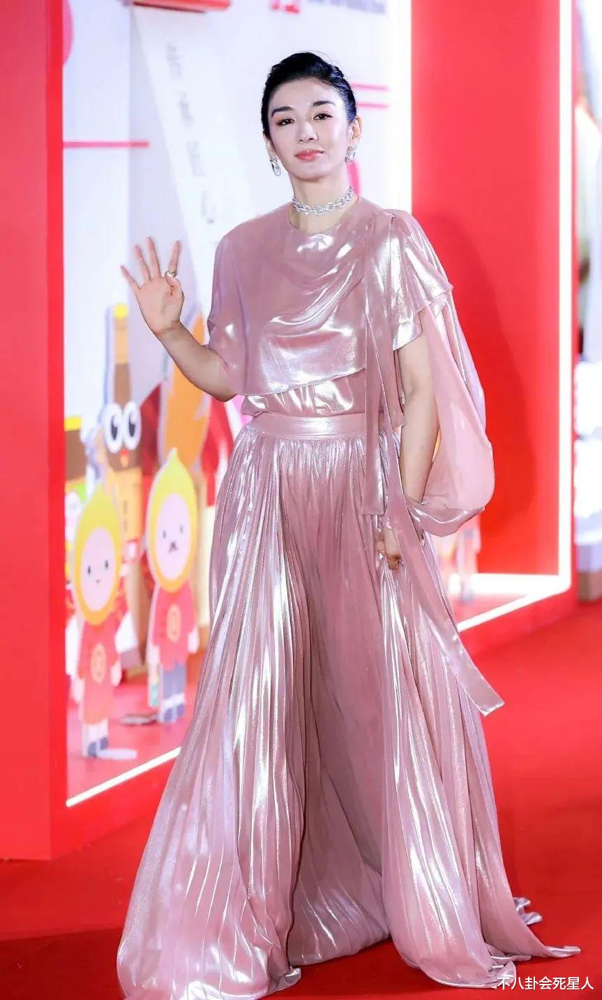 阿娇|最新女星红毯：55岁邓萃雯深V上阵太拼，阿娇臃肿，李纯身材吸睛