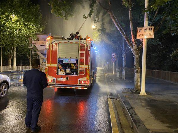 长江日报 园林师傅每夜冲洗……只为你减少“毛毛雨”的困扰