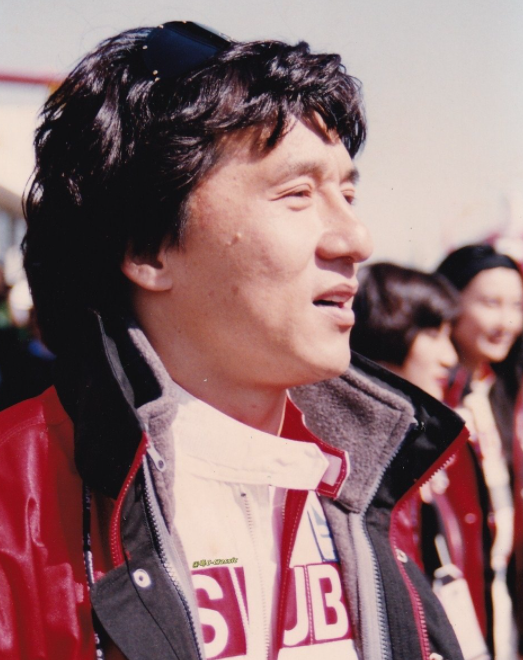 成龙|成龙28年前旧照曝光！搂肩美女姿势亲密，现场香车美女众星云集