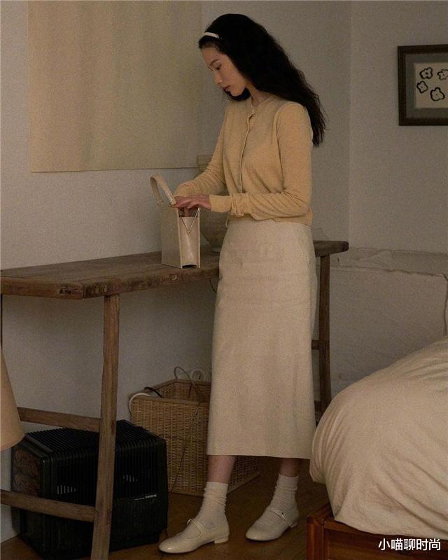 小喵聊时尚 秋天穿什么优雅又温柔？试试“针织衫+米色裙”，气质女人必备款