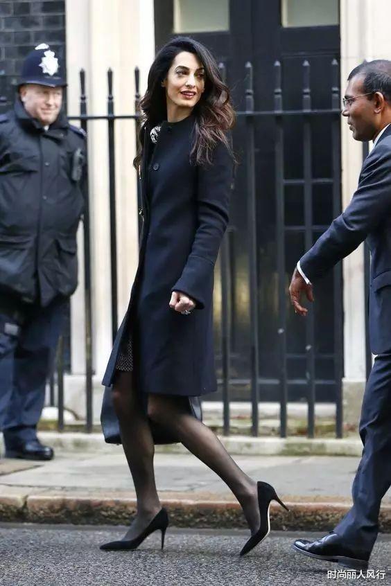 杨幂|杨幂最新大片曝光！穿黑丝花式秀美腿性感又撩人，黑直长发型超美