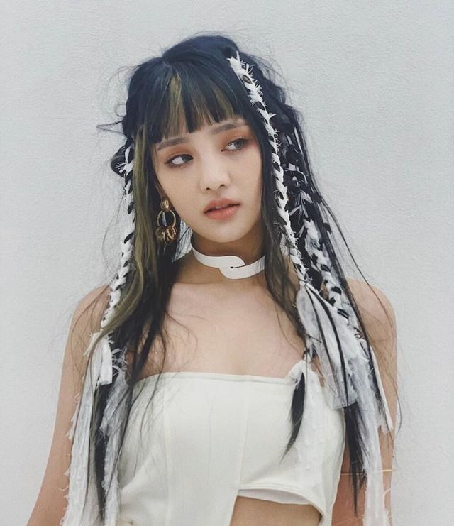 袁冰妍|韩流五代女团怪物新人是真多，出道曲拿一位成常态，可惜群龙无首