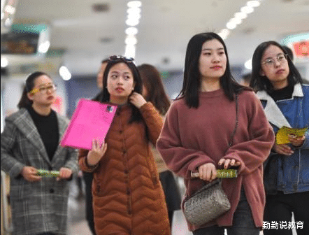 全职妈妈|留学生回国找工作受挫,国外学历变“废纸”,几十万费用白花了?