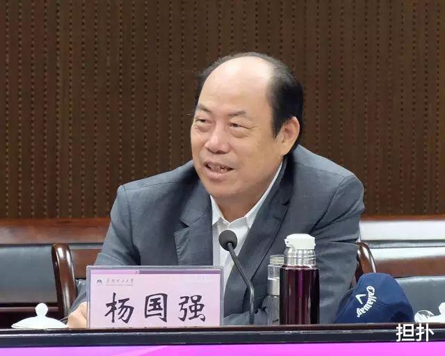 杨国强|先拿100亿投资万达，再拿100亿收购富力物业，手上还有1800亿现金
