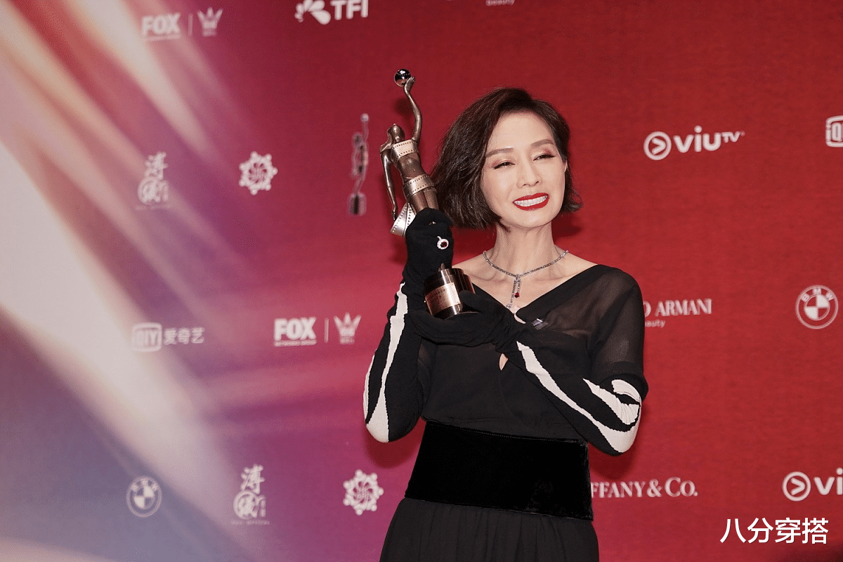 八分穿搭|61岁毛舜筠真会“保养”，黑色连衣裙优雅高级，婀娜身段不输少女