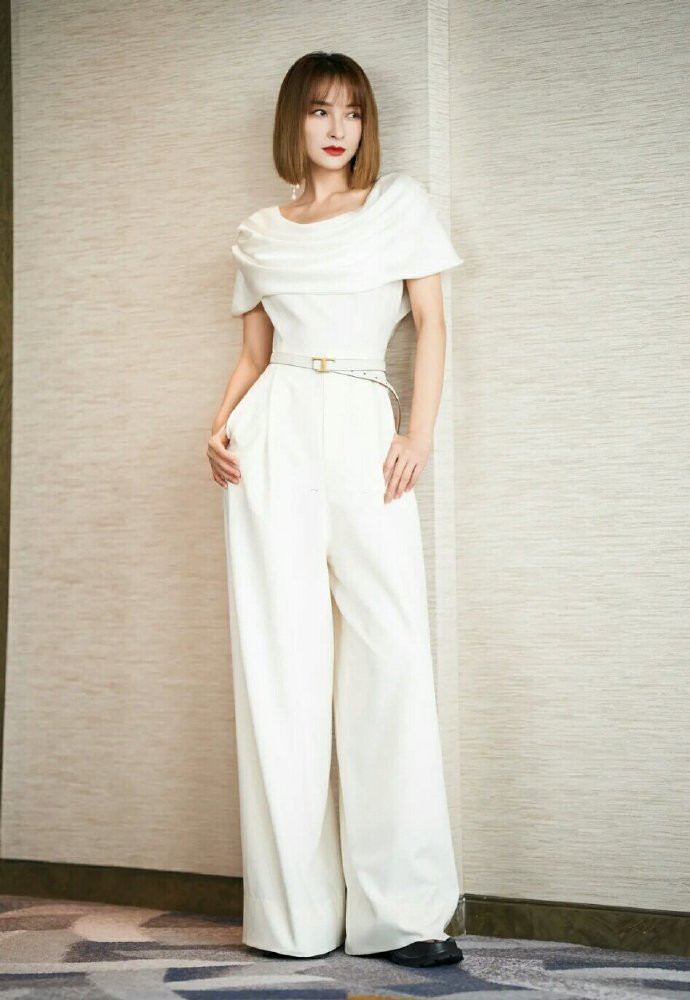 猫姐穿搭经|张碧晨瘦得没有“妈妈感”，穿连体裤腰带还余下一大截，腰真细