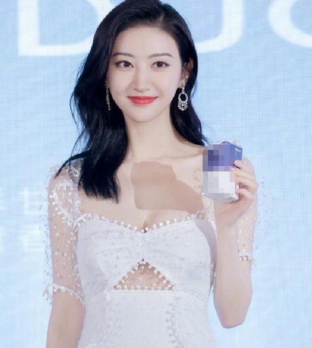 景甜|景甜罕见“镂空装”吸睛无数，大秀好身材，谁说甜美少女不能性感